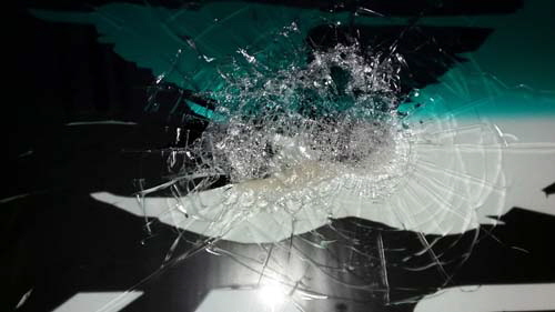 24-11-15 chavakakd sabarimala bus attackil thakarnna glass